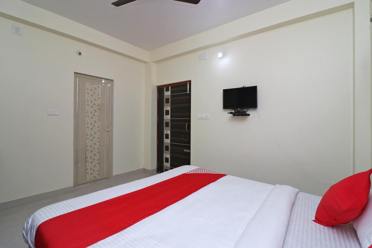 Oyo Hotel Ayush Palace Каттак Экстерьер фото