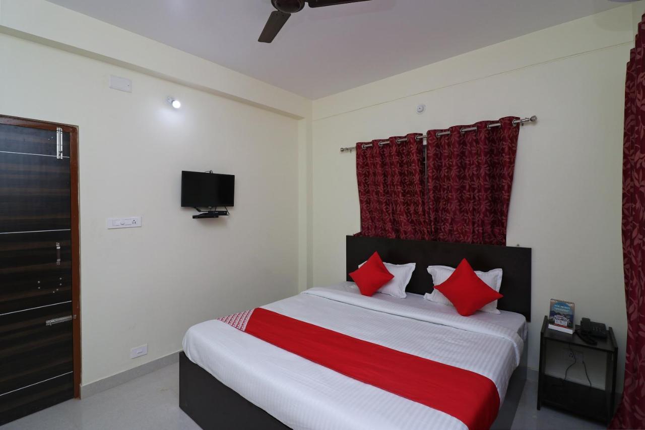 Oyo Hotel Ayush Palace Каттак Экстерьер фото