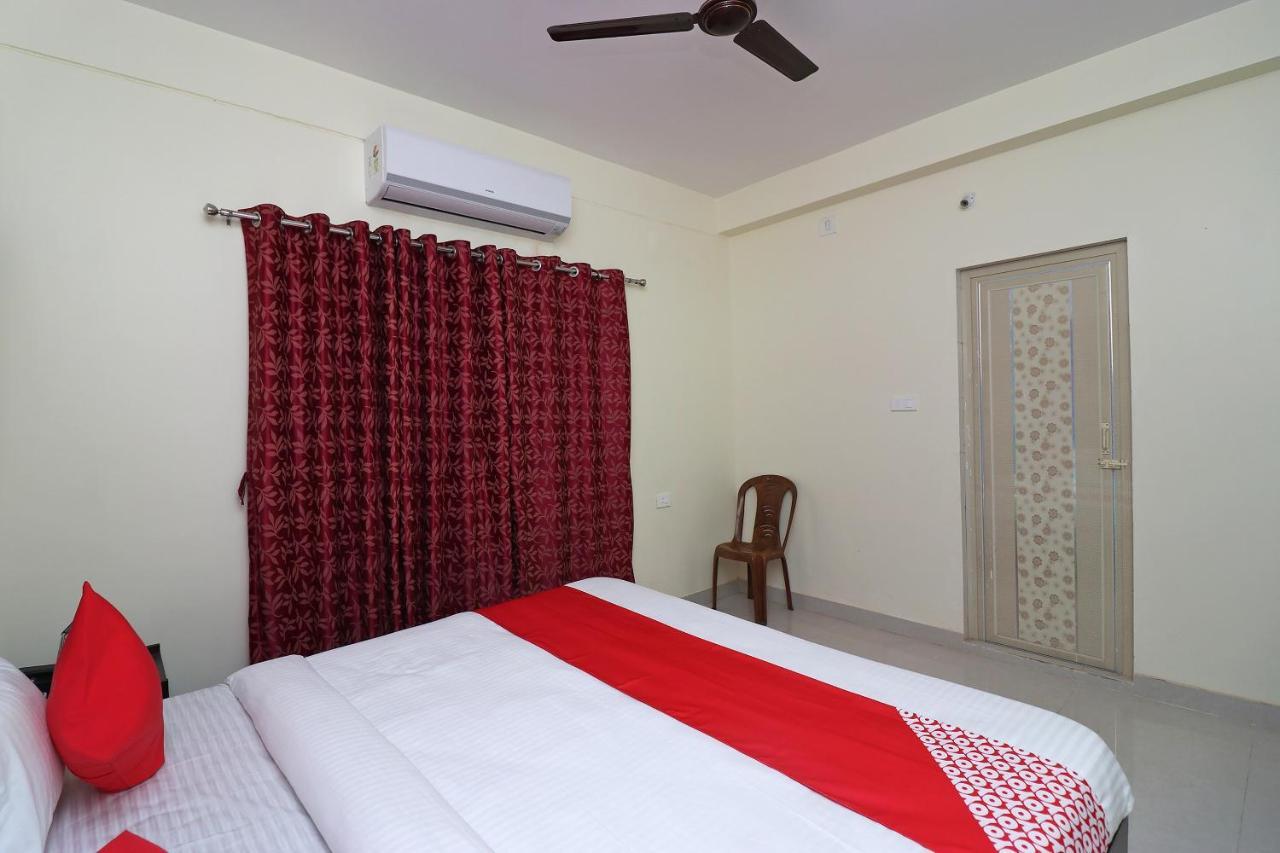 Oyo Hotel Ayush Palace Каттак Экстерьер фото