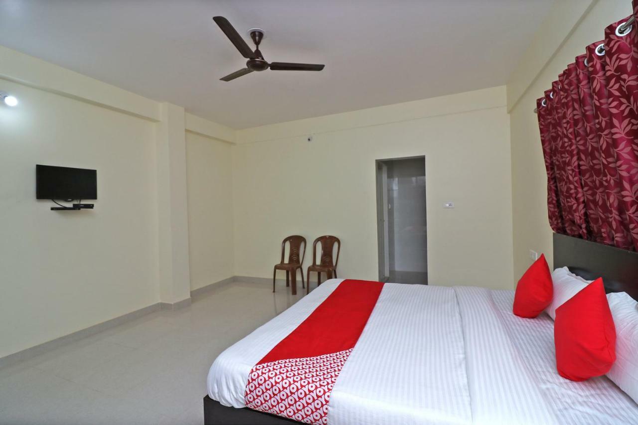 Oyo Hotel Ayush Palace Каттак Экстерьер фото