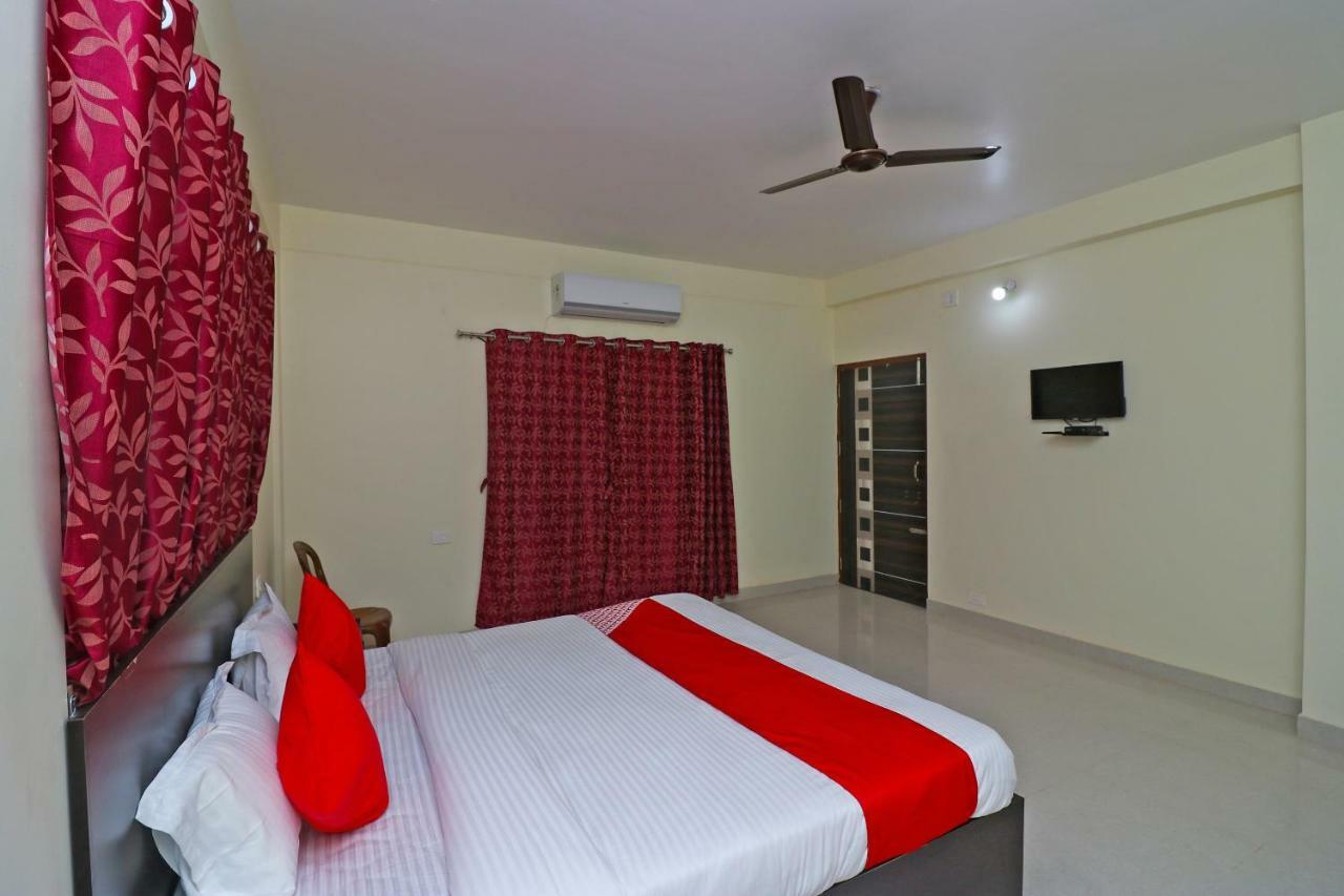 Oyo Hotel Ayush Palace Каттак Экстерьер фото